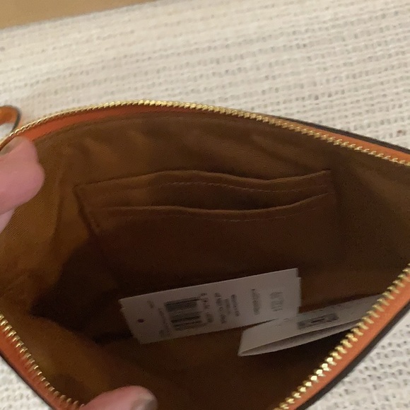 πFINAL SALE COACH OFF WHITE LEATHER WRISTLET WALLET NWT $128 RV! - Picture 3 of 3